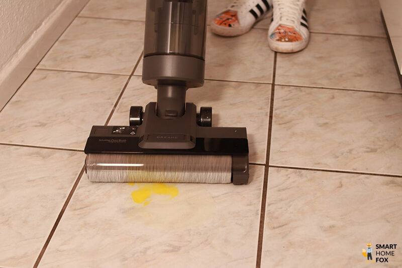 Dreame Wischsauger H11 beim Aufwischen von Ei